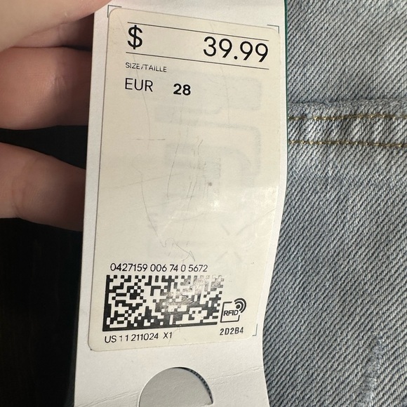 Men’s H&M light wash distressed jeans size 28
NWT - Picture 8 of 8